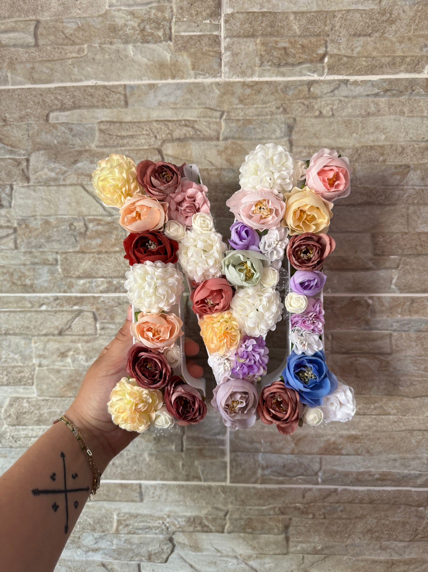 Lettre florale lumineuse