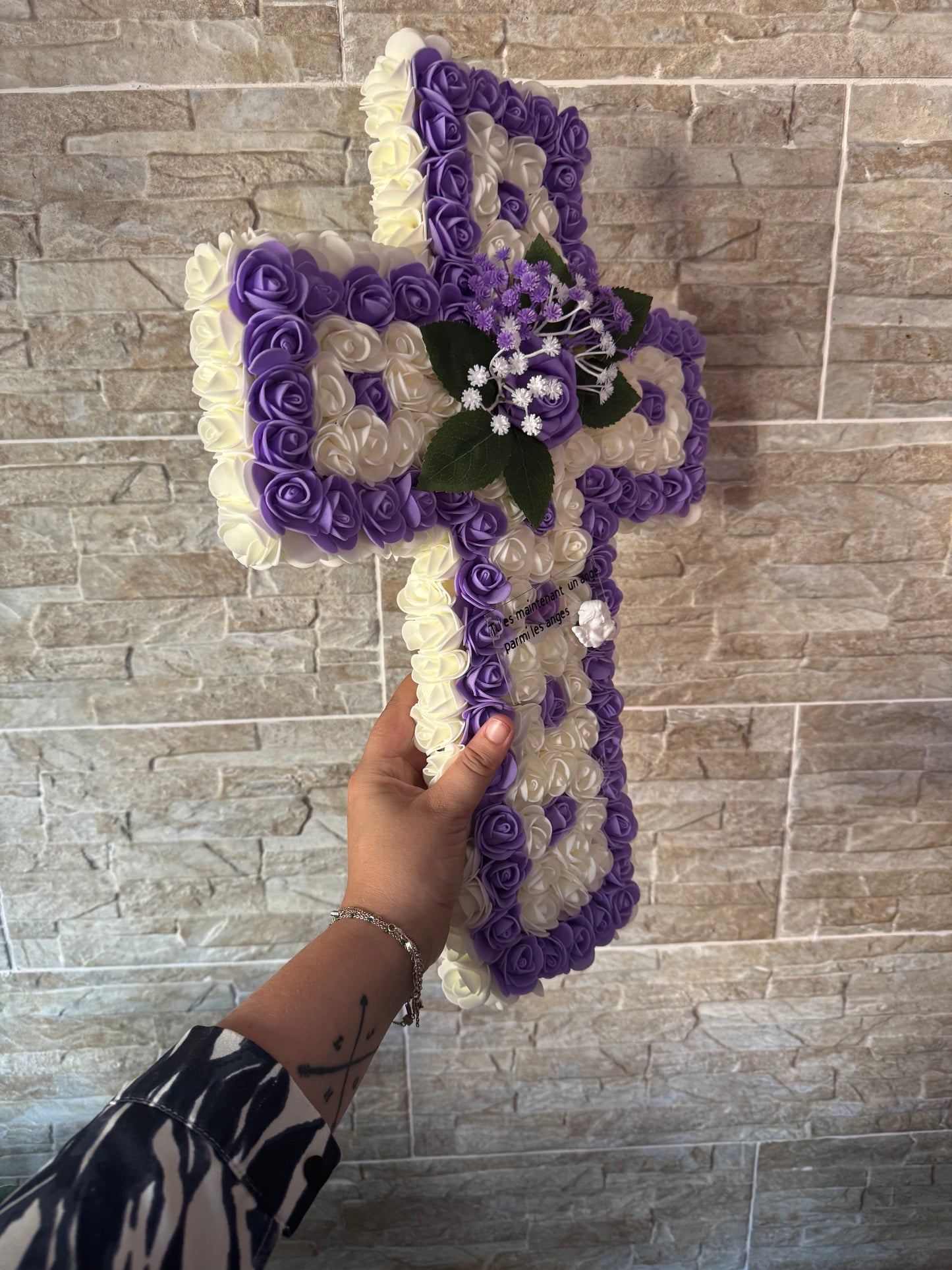 Croix florale élégante pour honorer vos proches🌸