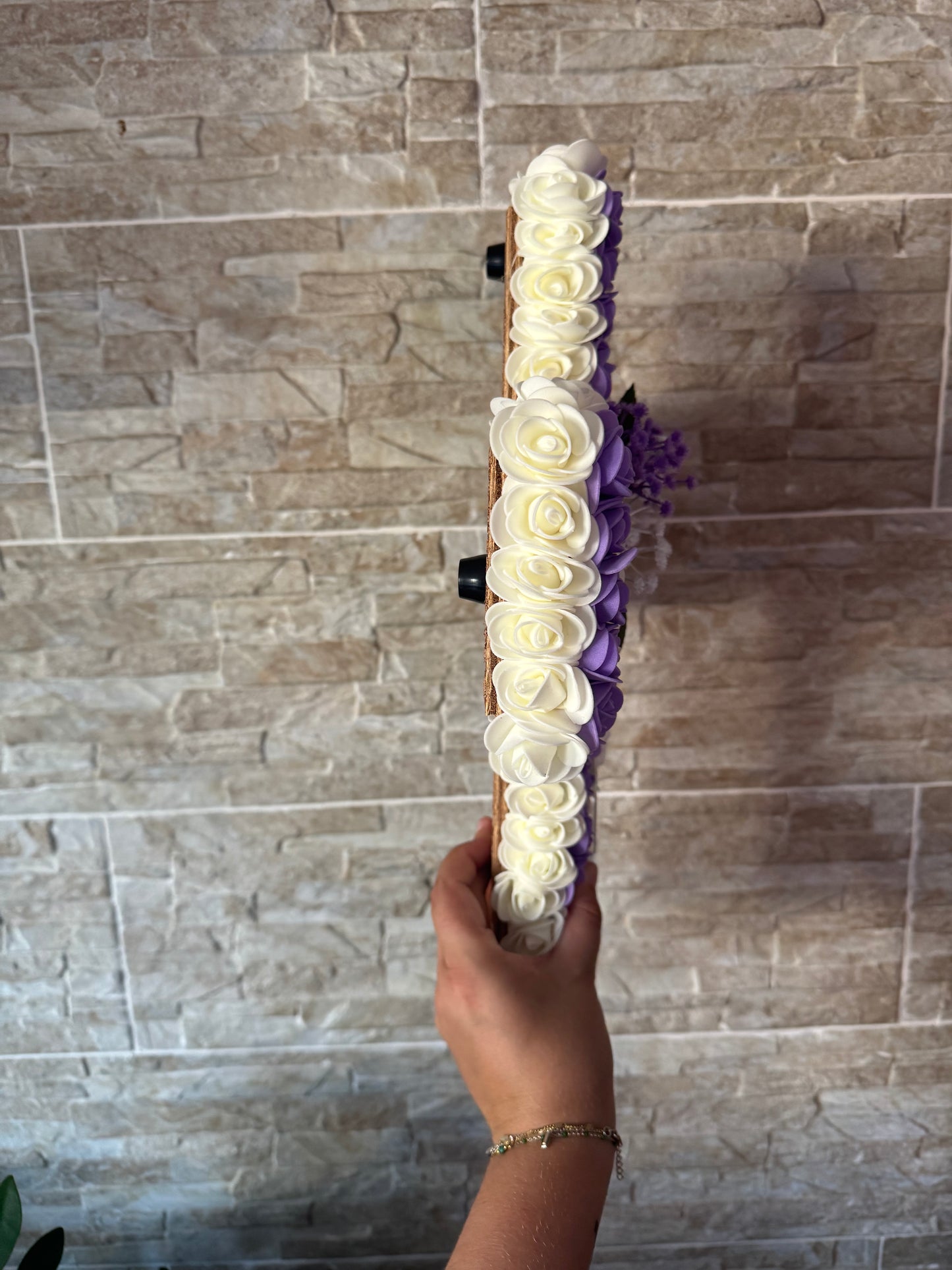 Croix florale élégante pour honorer vos proches🌸