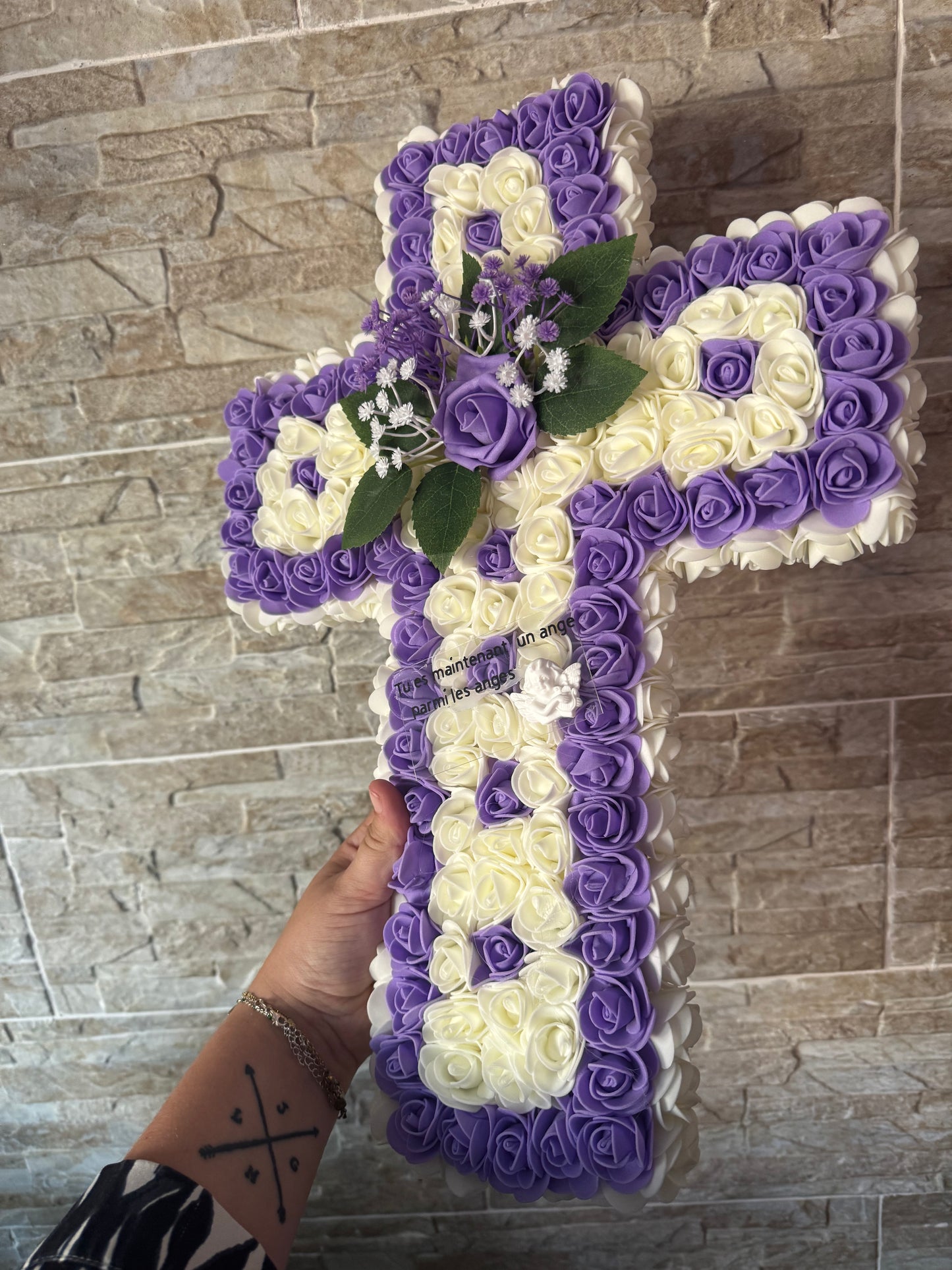Croix florale élégante pour honorer vos proches🌸