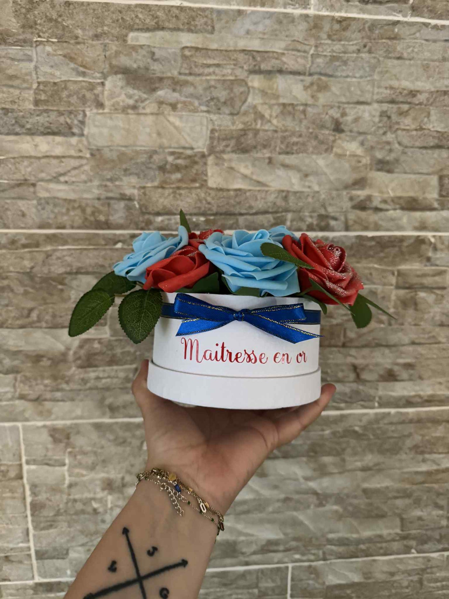 Petite box florale "maîtresse en or"