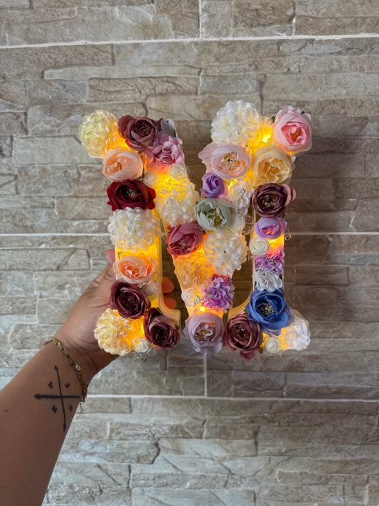Lettre florale lumineuse