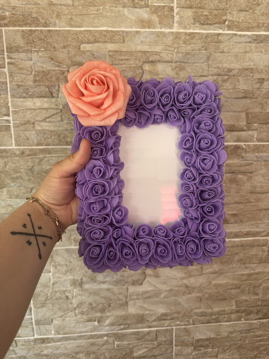 Cadre en rose artificielles